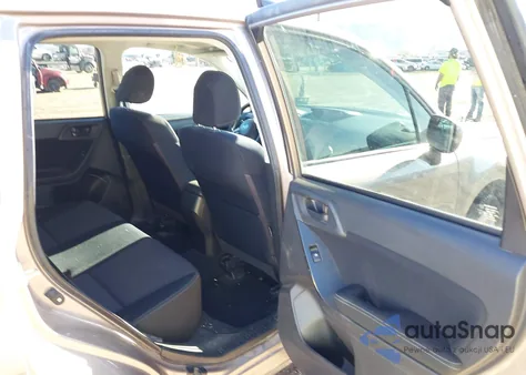 2014 Subaru Forester 2.5I Premium z USA, uszkodzony, nr VIN JF2SJAEC2EH526641